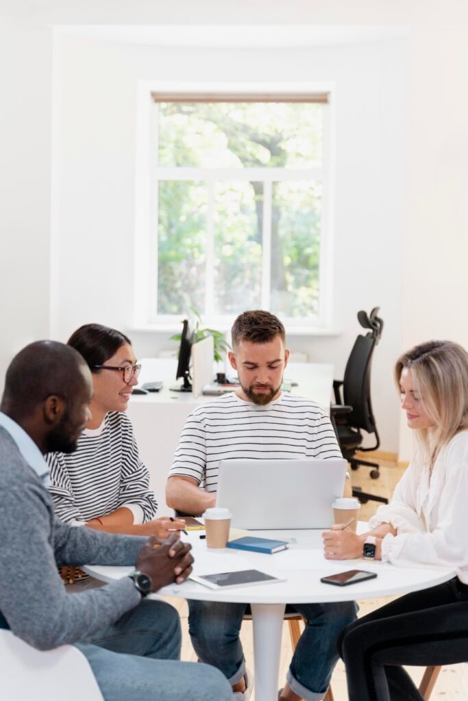 Equipe de agência reunida discutindo o atendimento aos clientes