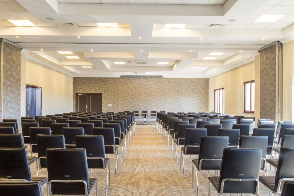 Sala de reunião vazia com cadeiras pretas, representando o silêncio de um cliente prestes a cancelar por churn em agência de marketing