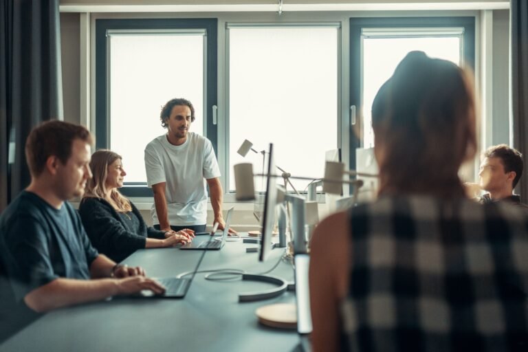 Equipe de agência de marketing em reunião colaborativa de atendimento em escritório moderno