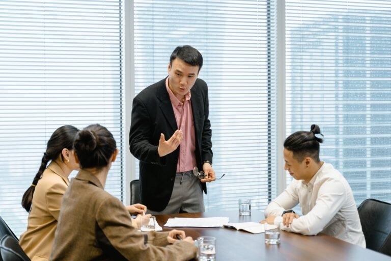 Líder de atendimento conversando com a equipe, representando a hierarquia de atendimento na agência