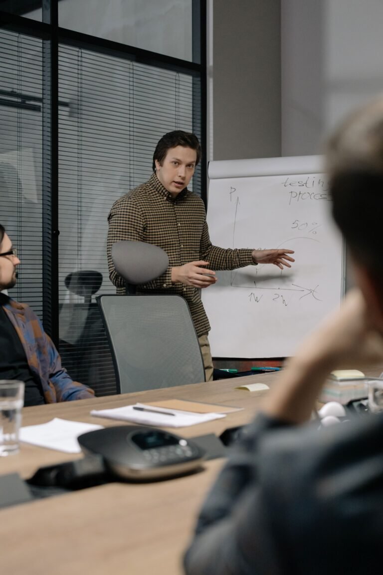 Profissional de atendimento explicando resultado abaixo do esperado no relatório para o cliente