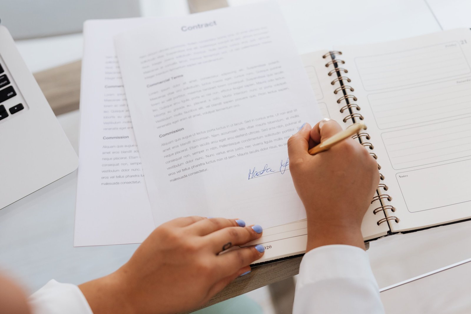 Cliente e agência assinando o documento de SLA de atendimento