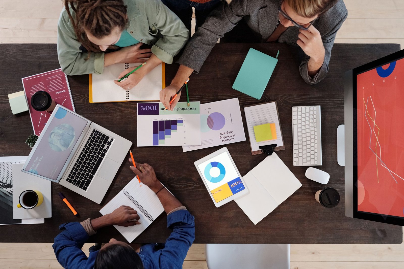Equipe de atendimento em reunião de status com o cliente