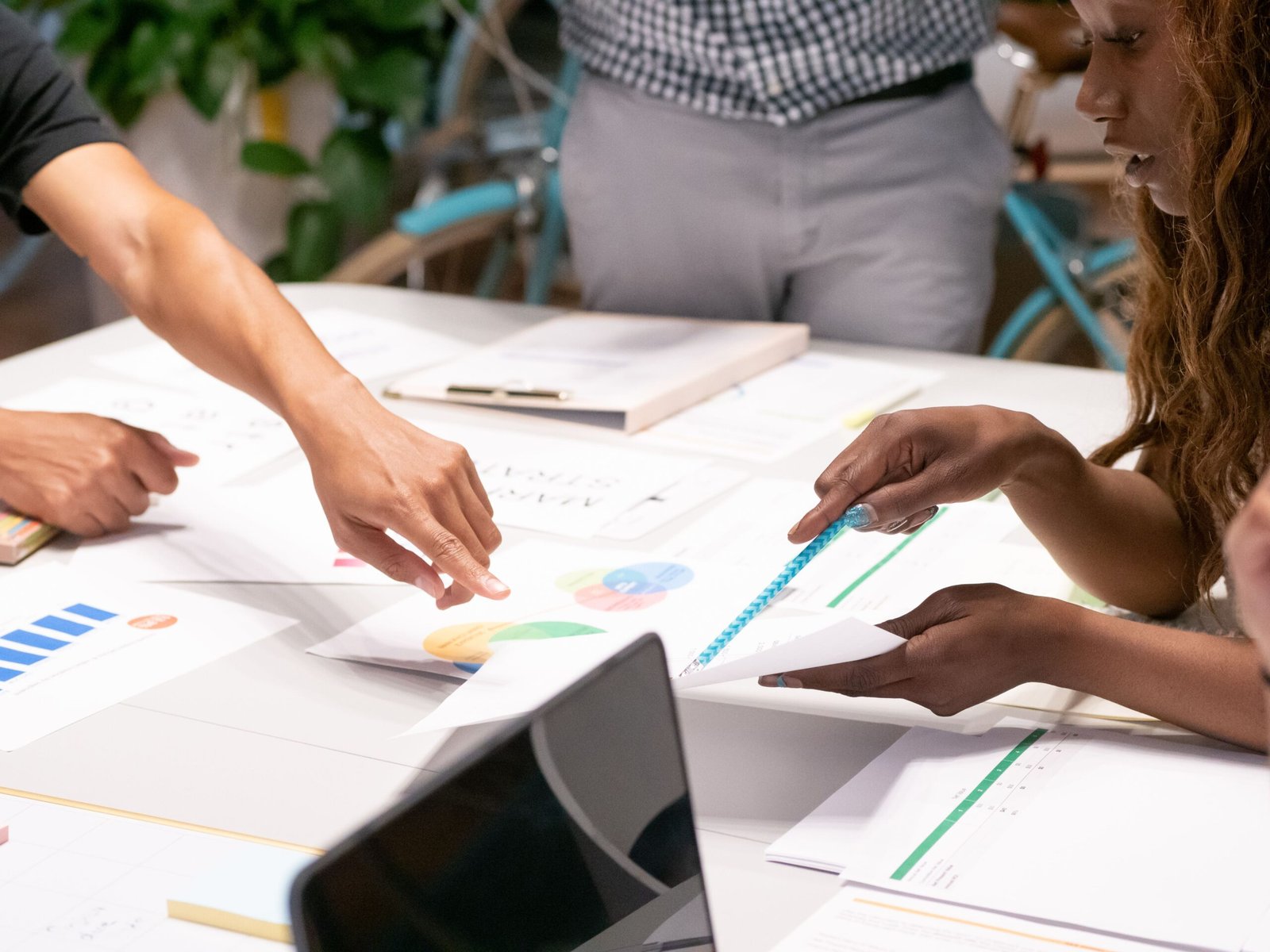 Diagnóstico de atendimento em agência de marketing: equipe analisando a operação com dados e notebooks