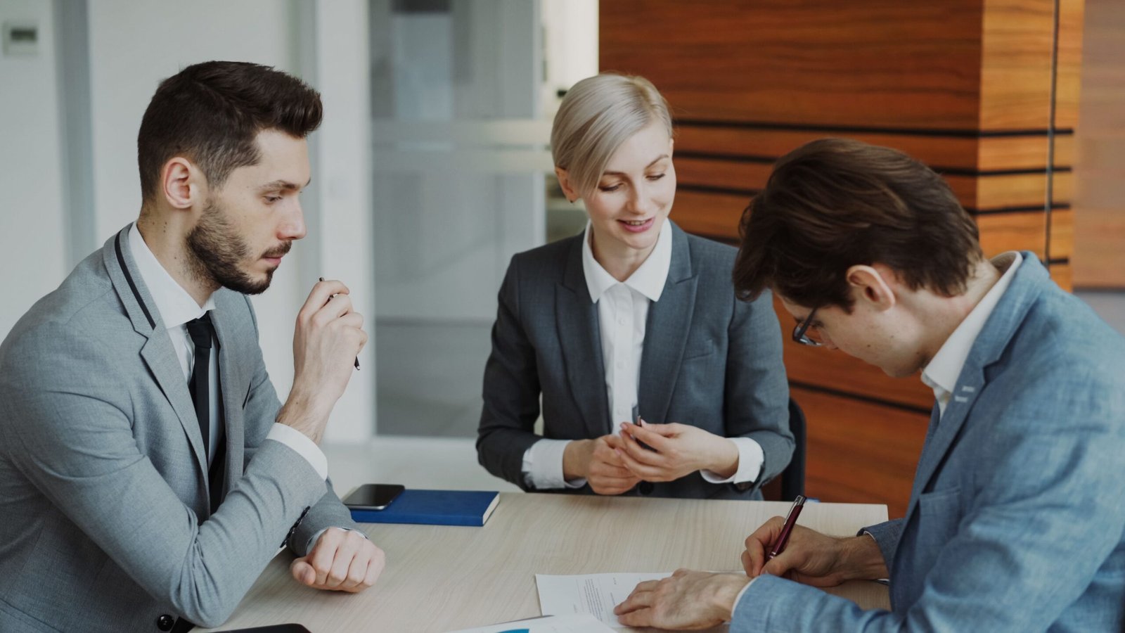 Gerente de atendimento em reunião com o time da agência discutindo processos